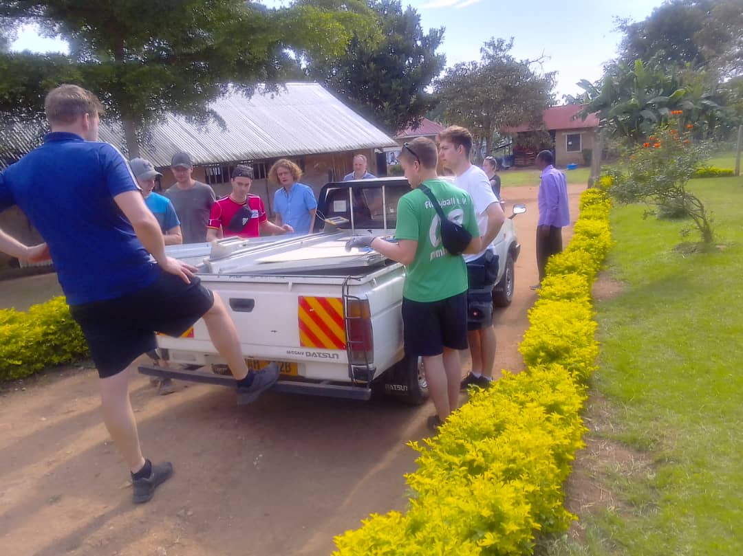 Letter Gruppe mit Johns Pickup, der mit Schultafeln beladen ist.